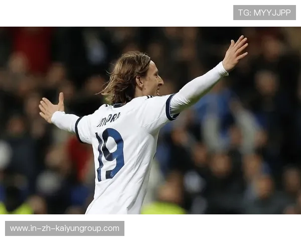 克罗地亚逆转晋级，莫德里奇再获全队祝贺